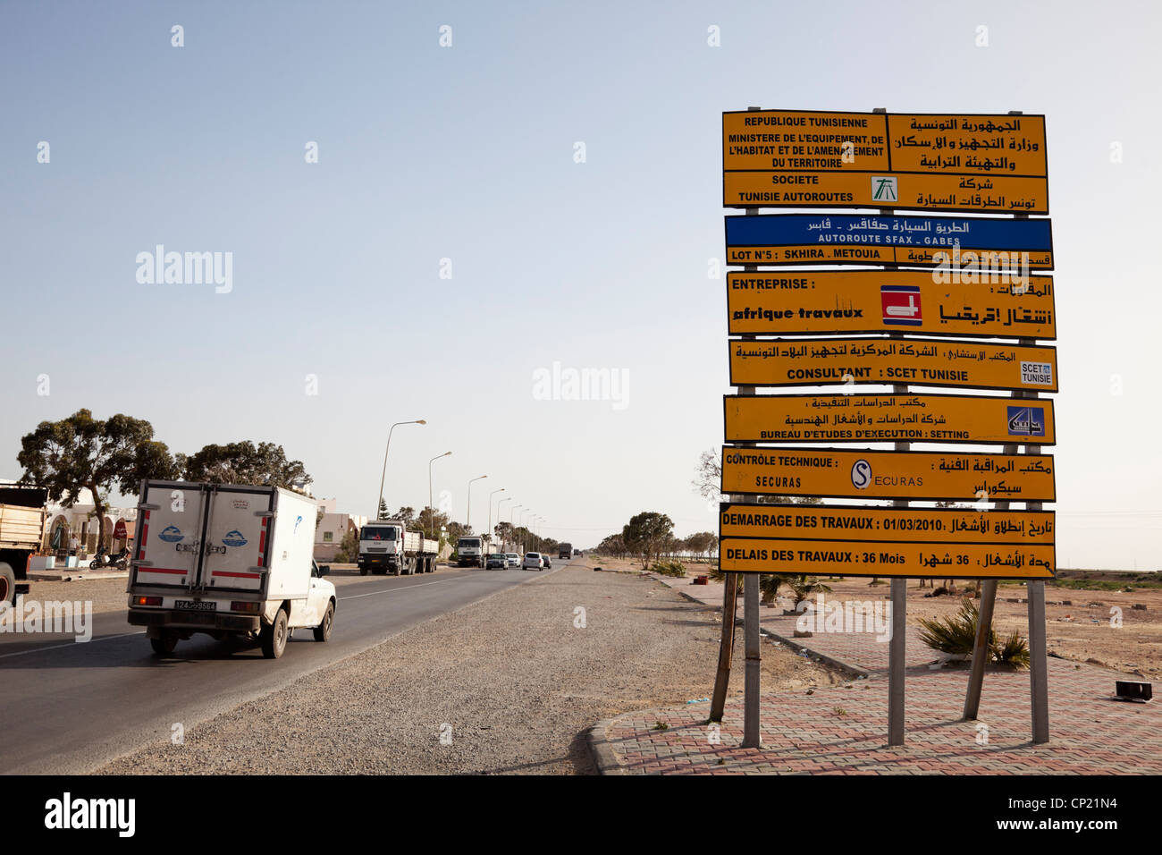 Irezione della segnaletica stradale nei pressi di Gabes in Tunisia. Foto Stock
