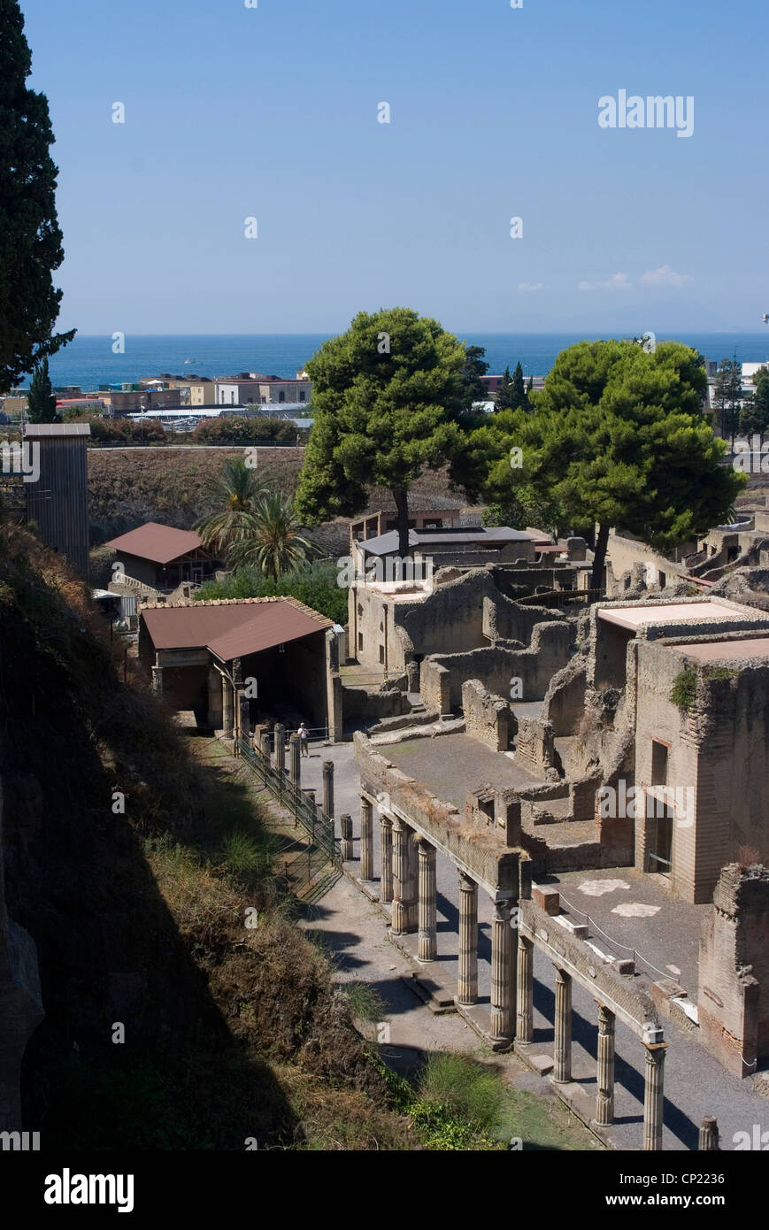 Vista verso il mare oltre i ruderi della antica città romana di Ercolano, Campania, Italia Foto Stock