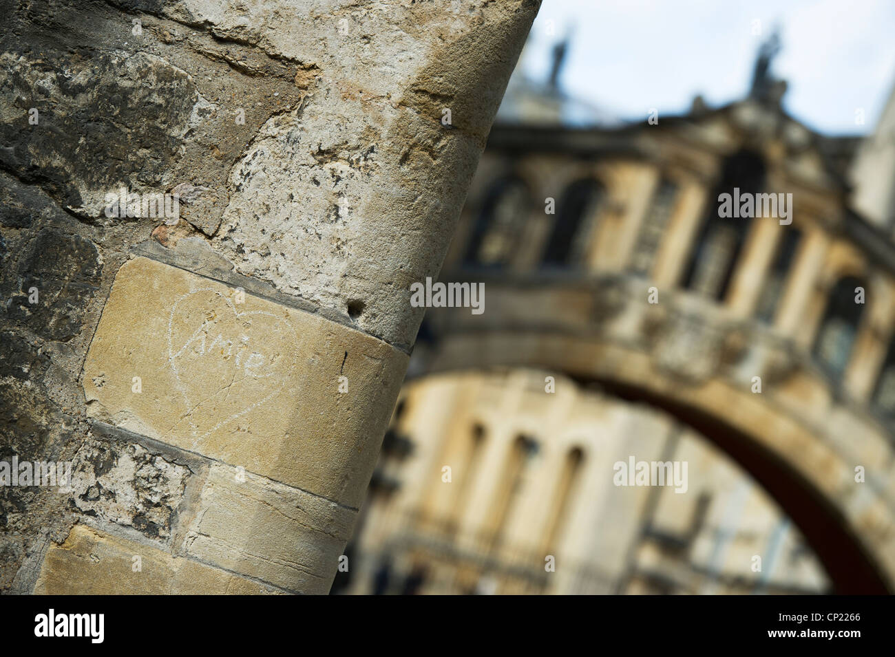 Chalk cuore sulla parete nella parte anteriore del ponte di ponte dei sospiri, Hertford Bridge, Oxford, Oxfordshire, Inghilterra Foto Stock