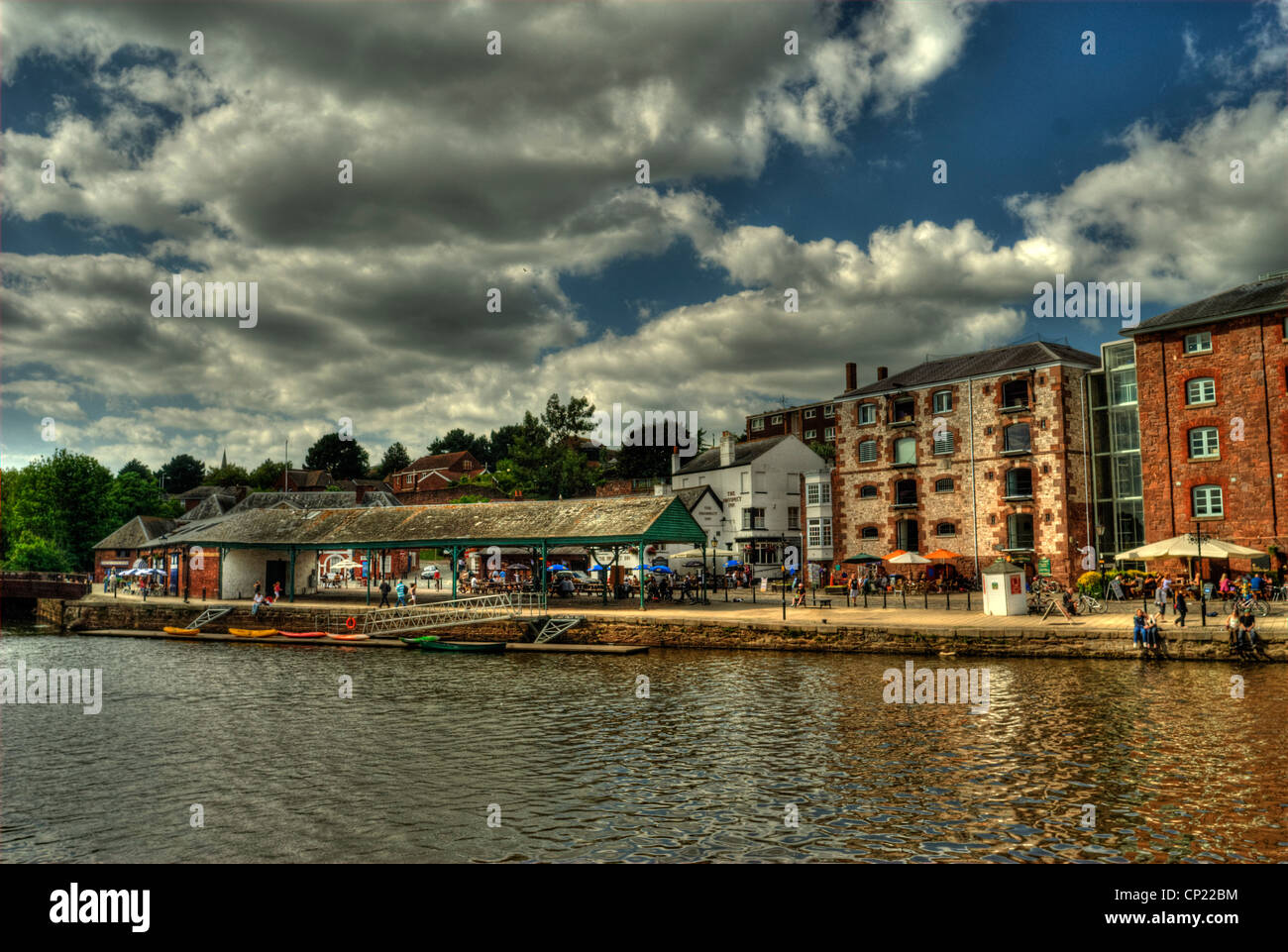 Exeter Historic quayside con il vecchio mercato del pesce, prospettiva Inn, Mango Cafe e il lungomare Bar. Foto Stock