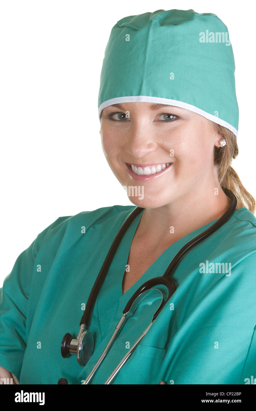 Donna sorridente infermiera indossando scrub verde con cappello chirurgico Foto Stock