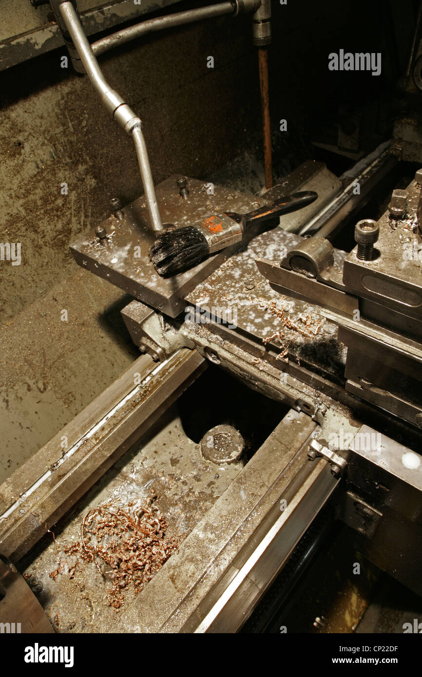 La presenza di limatura di ferro e i detriti di metallo su ingegnere tornio. Foto Stock