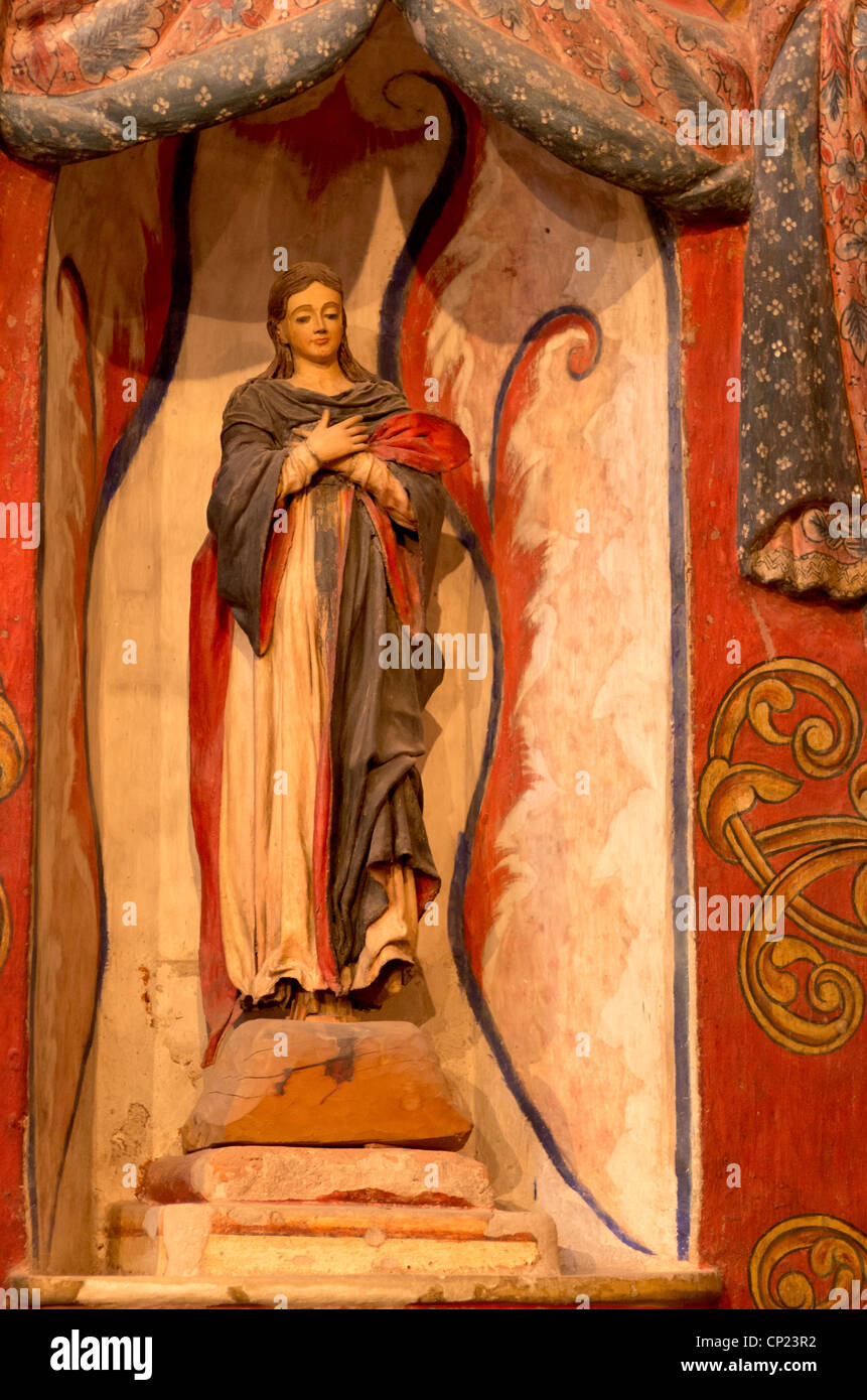 Statue intagliate della Vergine Maria, all'interno della missione di San Xavier del Bac, Tucson, Arizona Foto Stock