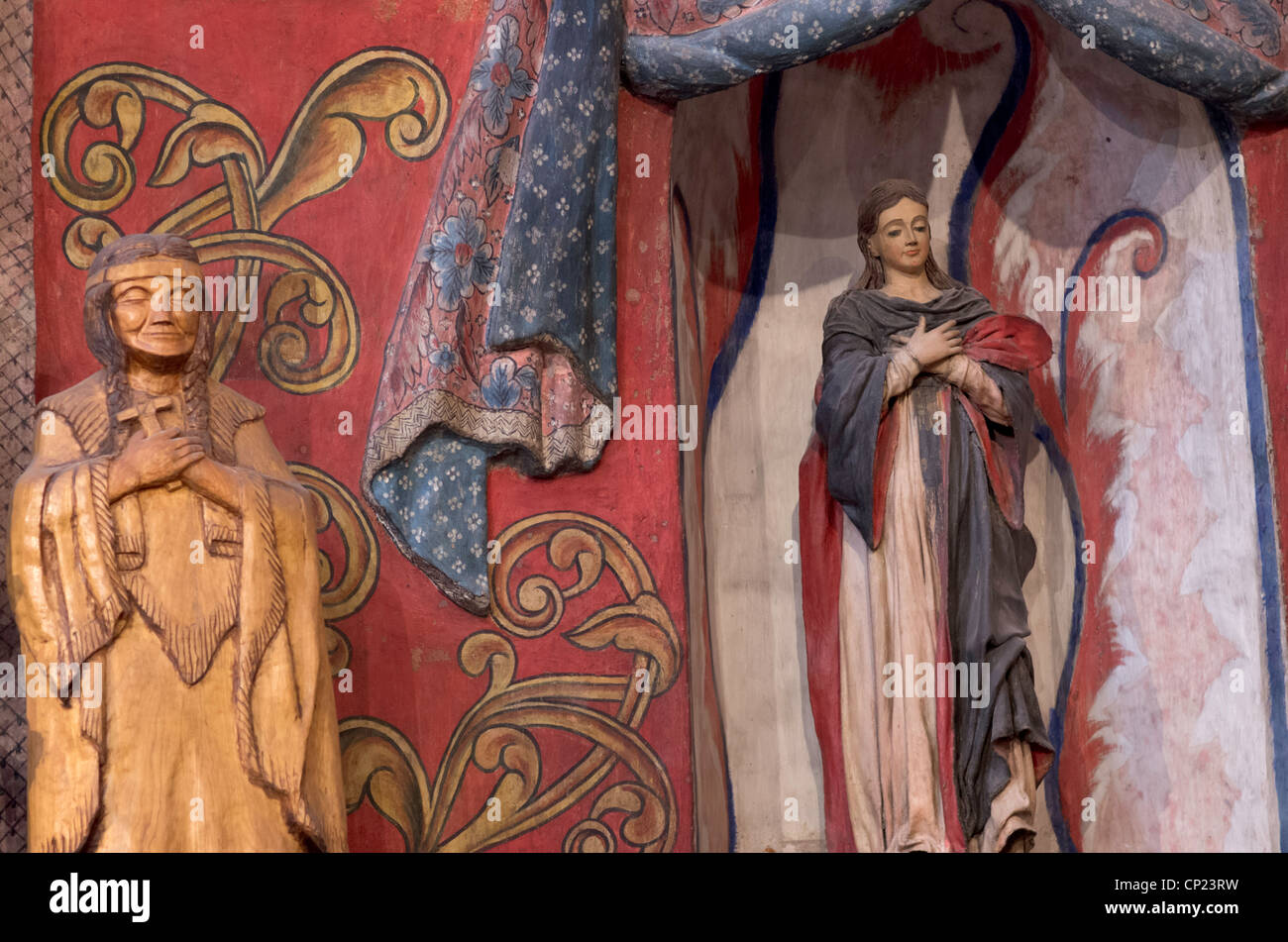 Statue intagliate della Vergine Maria, all'interno della missione di San Xavier del Bac, Tucson, Arizona Foto Stock