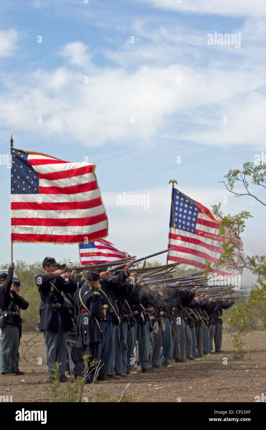 Unione re-enactors lottare nuovamente presso i campi di battaglia della Guerra Civile del picco Picacho parco statale, Arizona Foto Stock