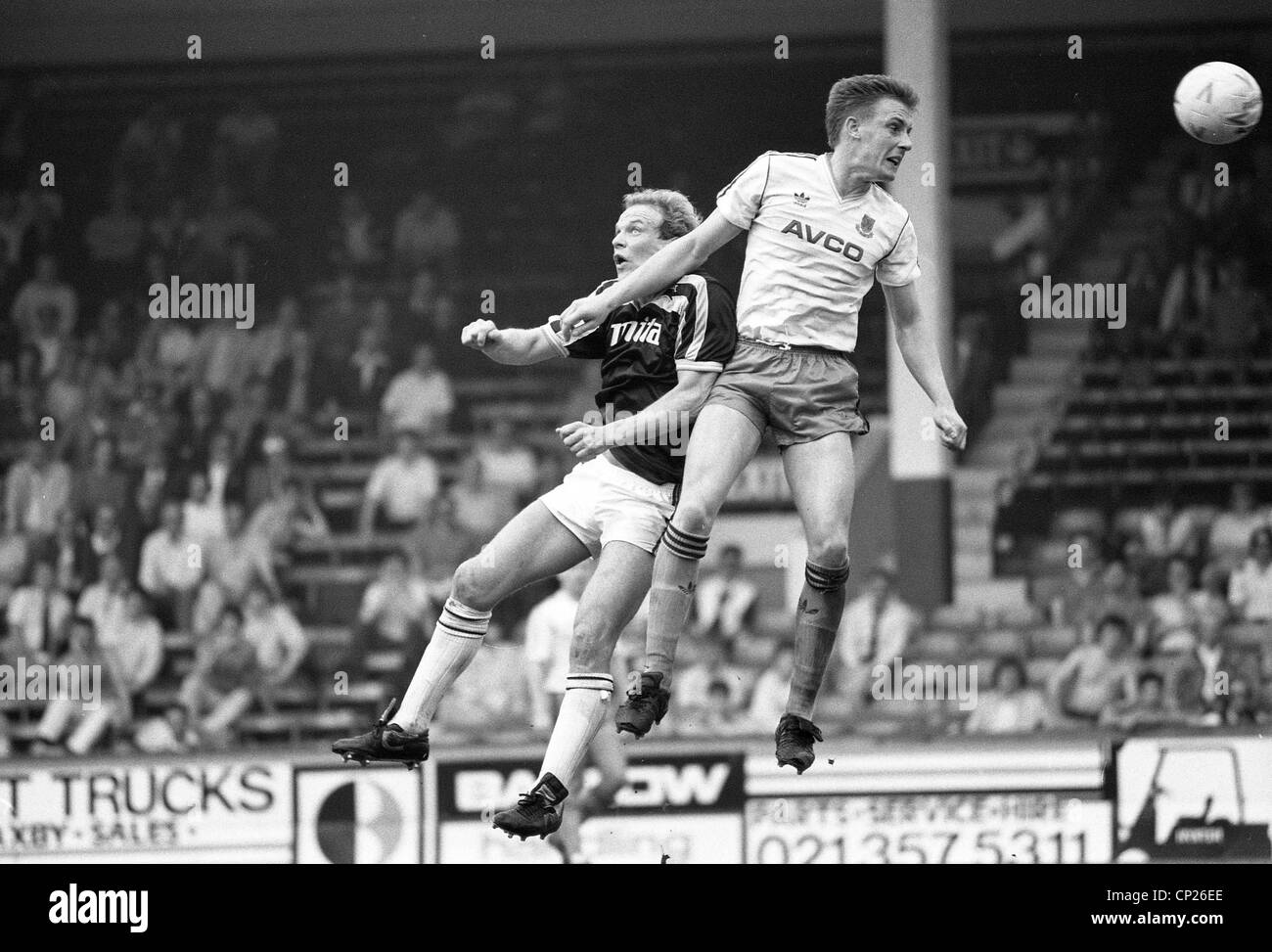 Aston Villa v West Ham United a Villa Park 25/4/87 Andy Gray e Gary Strodder Foto Stock