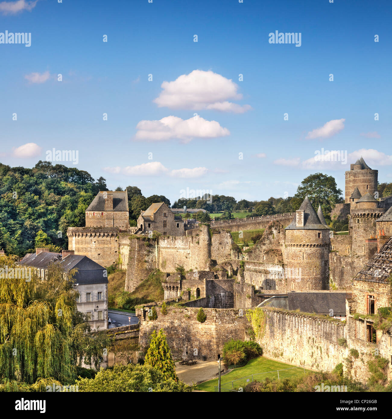 Il castello medievale e la città di Fougeres, Bretagna, Francia, Foto Stock