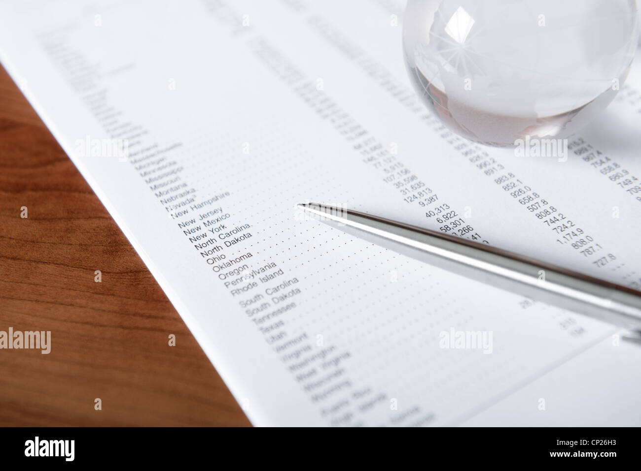 Luogo di lavoro con la penna, Globe e carte. Foto Stock