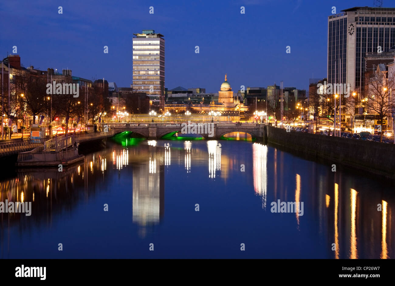 La città di Dublino al tramonto con vista sul ponte O'Connell e il fiume Liffey. Foto Stock