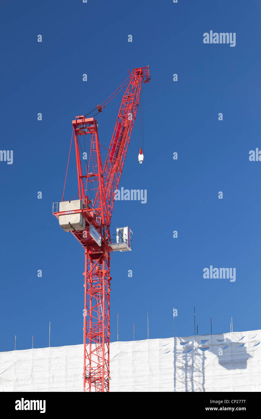 Gru rossa contro il cielo blu, Londra, Regno Unito. Foto Stock