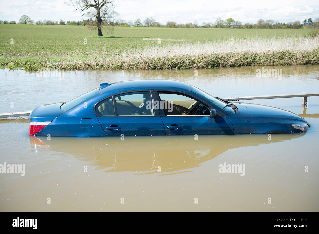 Una BMW ripartiti nelle profonde acque di esondazione vicino Billericay, Essex, Regno Unito. Pioggia torrenziale aveva fatto questo piccolo guado impraticabile. Foto Stock