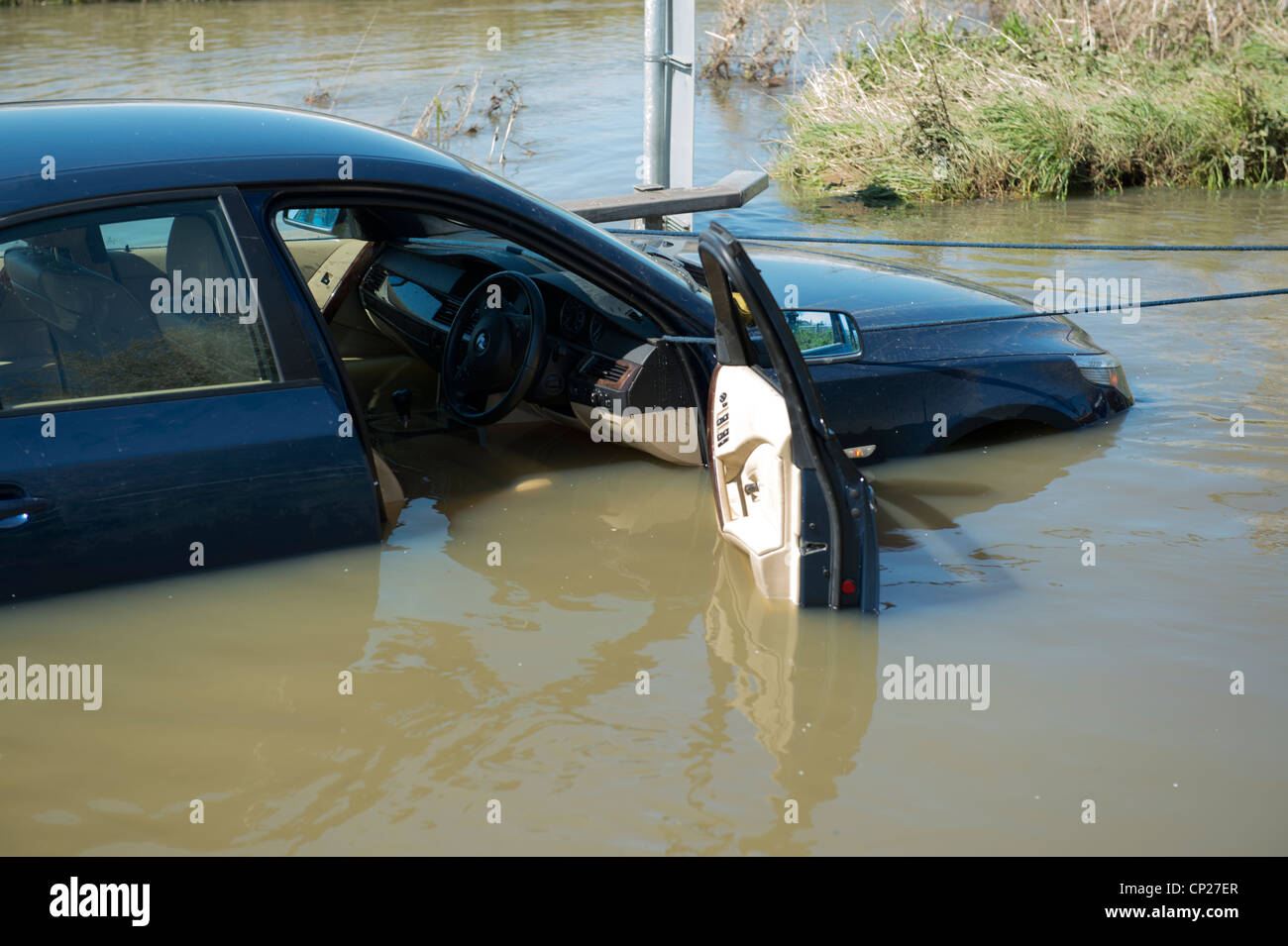 Una BMW ripartiti nelle profonde acque di esondazione vicino Billericay, Essex, Regno Unito. Pioggia torrenziale aveva fatto questo piccolo guado impraticabile. Foto Stock