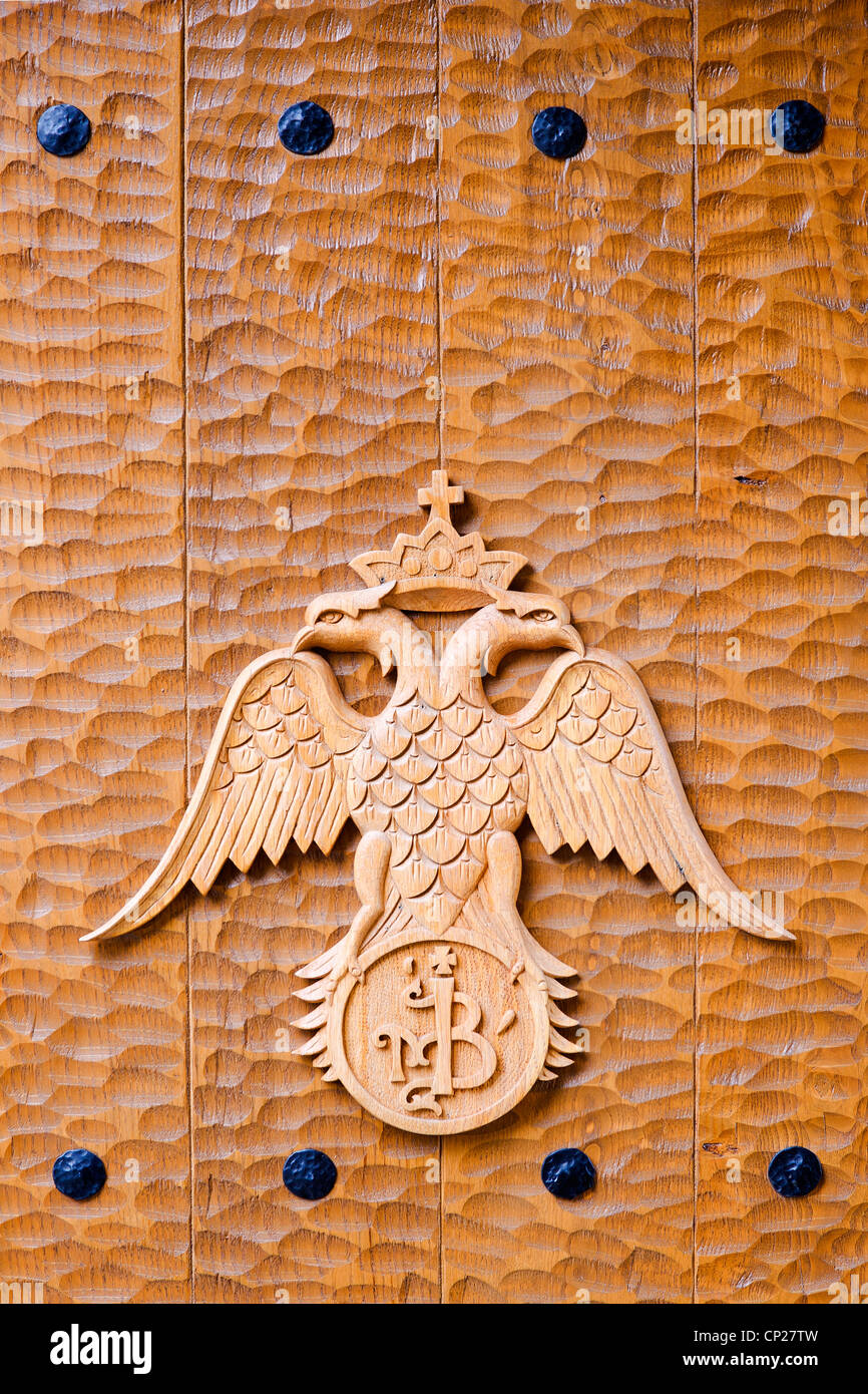 Doppia in legno eagle stemma, simbolo della religione ortodossa. È su una cesellata porta in legno che conduce al monastero di Varlaam. Foto Stock