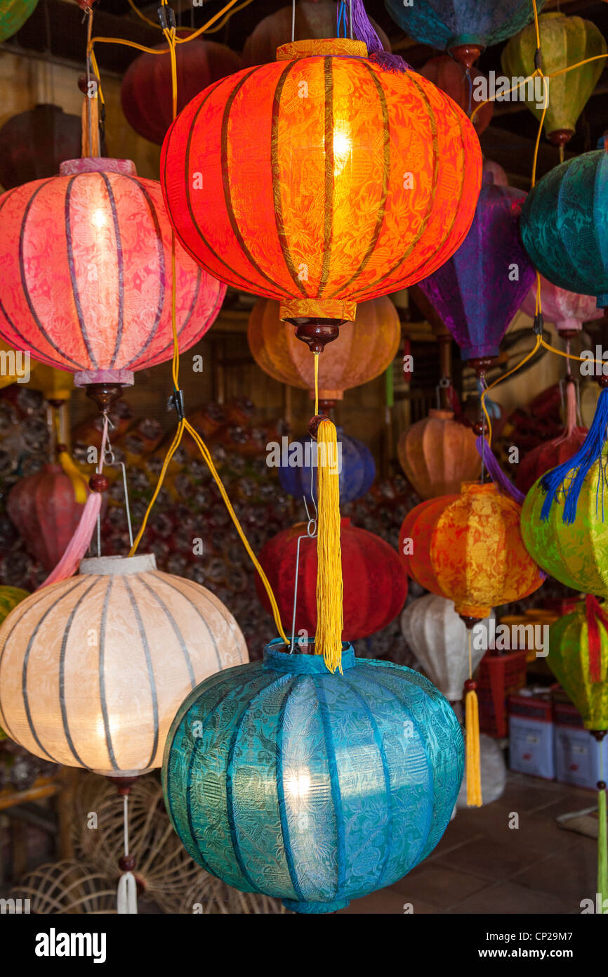 Lanterne colorate per la vendita in un negozio, Hoi An, Quang Nam provincia, Vietnam Foto Stock