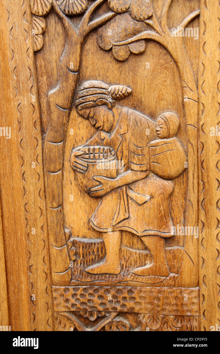 Un malgascio intaglio del legno in una porta della Regina Palace complesso, Antananarivo, Madagascar. Donna e bambino. Rova di Antananarivo. Foto Stock