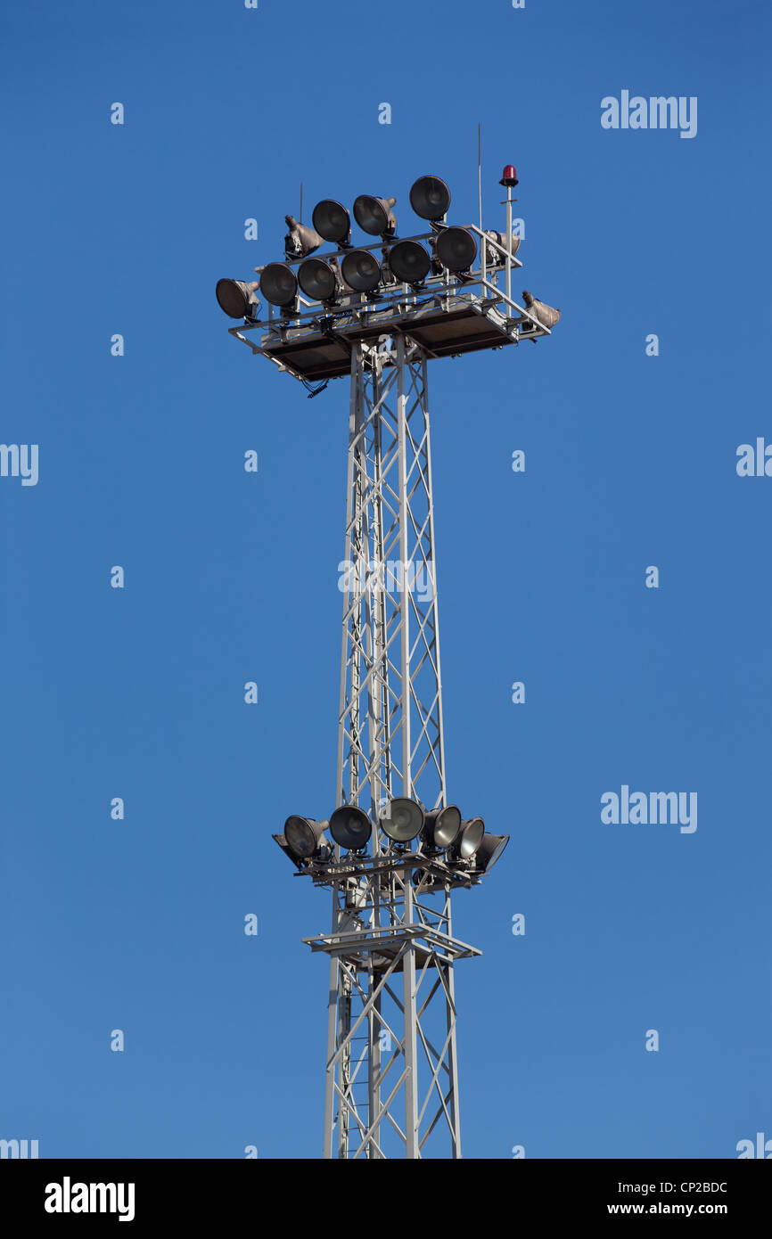 Torre di illuminazione contro un cielo blu chiaro. Foto Stock