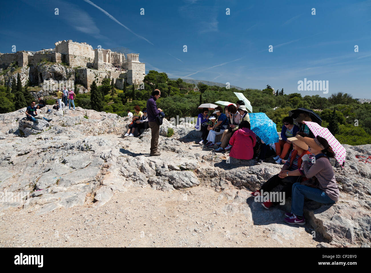 Gli asiatici turisti pregare sull Areopago hill. Atene, Grecia. Foto Stock