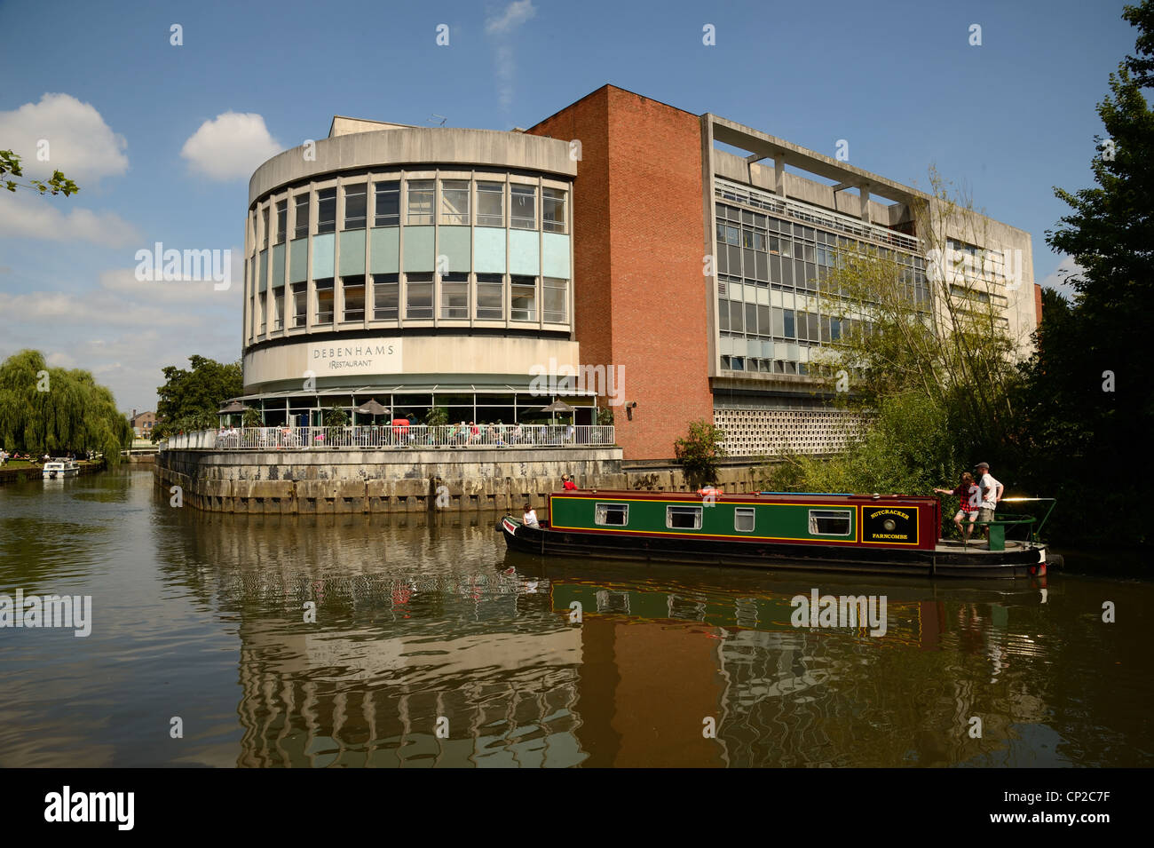 Canali in barca sul fiume Wey a Guildford, negozio Debenhams nel terreno indietro Foto Stock