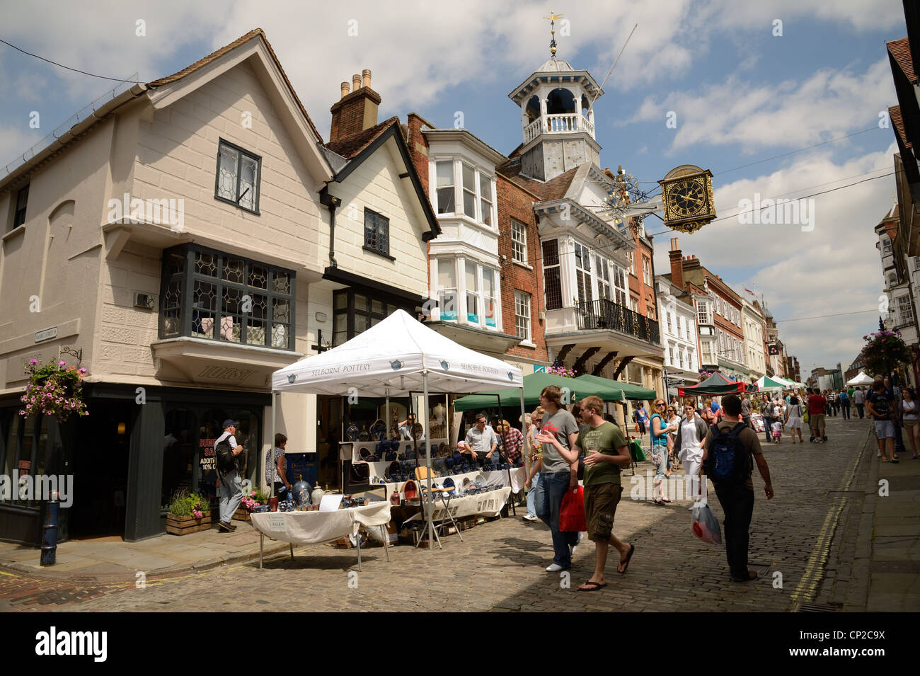 Mercato davanti all Guildhall, Guildford High Street, Surrey, Inghilterra Foto Stock
