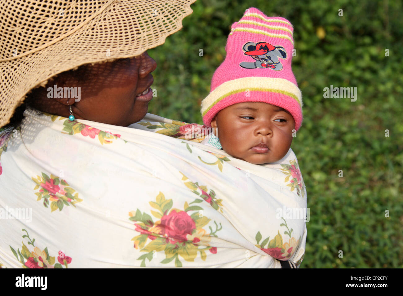 Un malgascio madre e bambino, Andasibe Village, Toamasina Provincia, Madagascar, Africa. Foto Stock