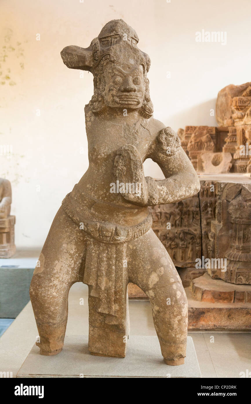 Una statua di pietra di Dvarapala custodendo il gateway, Danang Museo di scultura a Cham, Danang, Vietnam Foto Stock