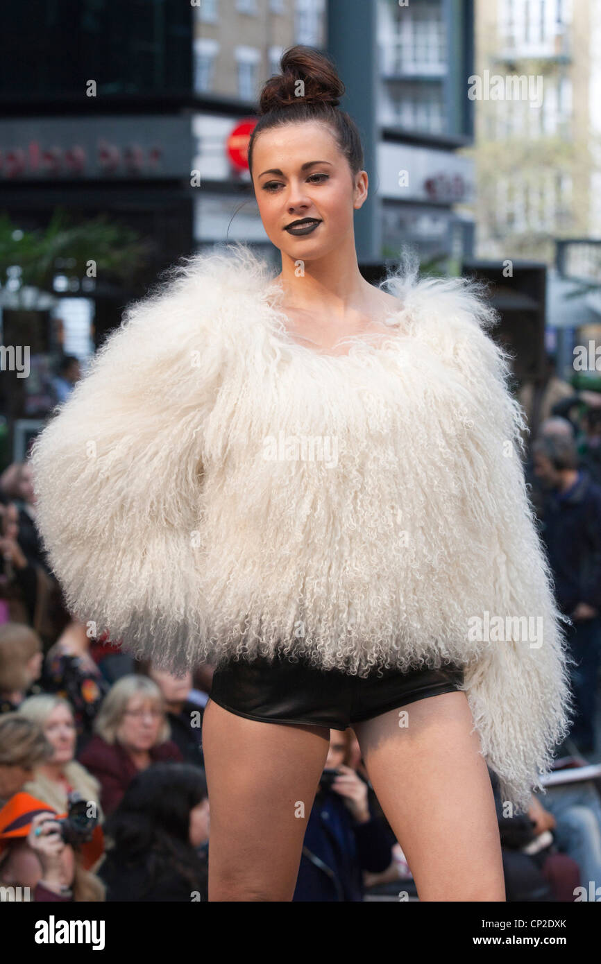 Alternative Fashion Week a Spitalfields Traders Market, moda da Enuvie Orere Foto Stock