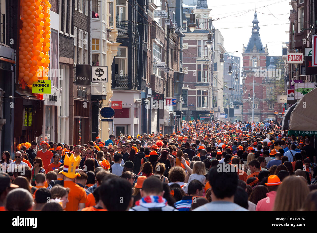 Congestione del traffico pedonale in Leidsestraat strada ad Amsterdam sulla celebrazione del Re Kingsday giorno Foto Stock