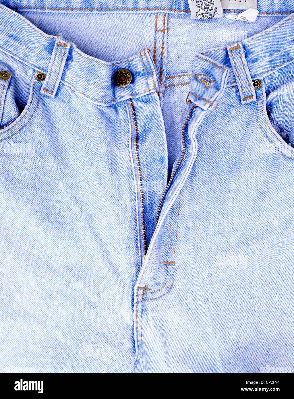 Close-up di un paio di jeans scoloriti, Surrey, England, Regno Unito Foto Stock