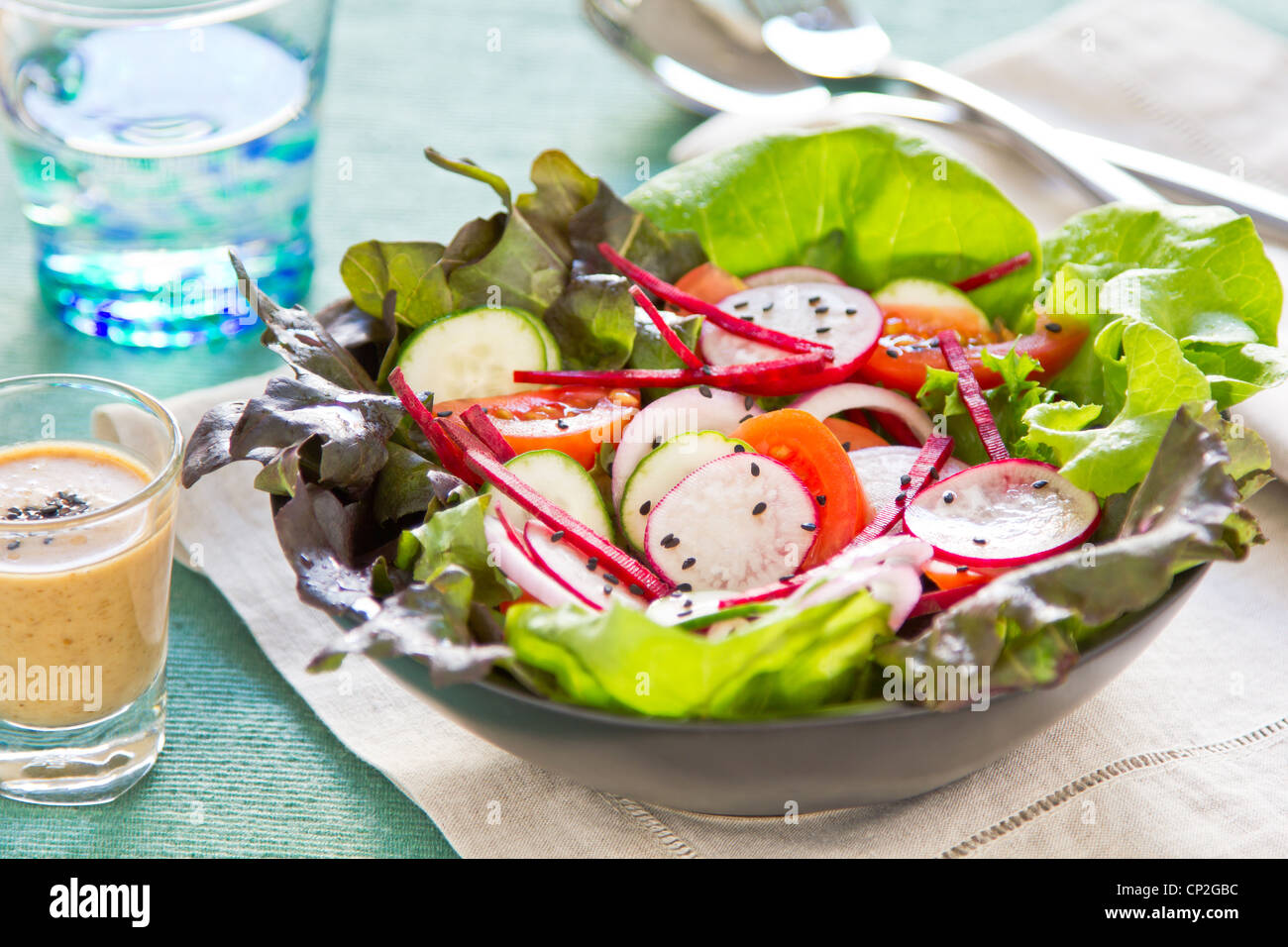 Verdure con insalata di radicchio e sesamo nero Foto Stock