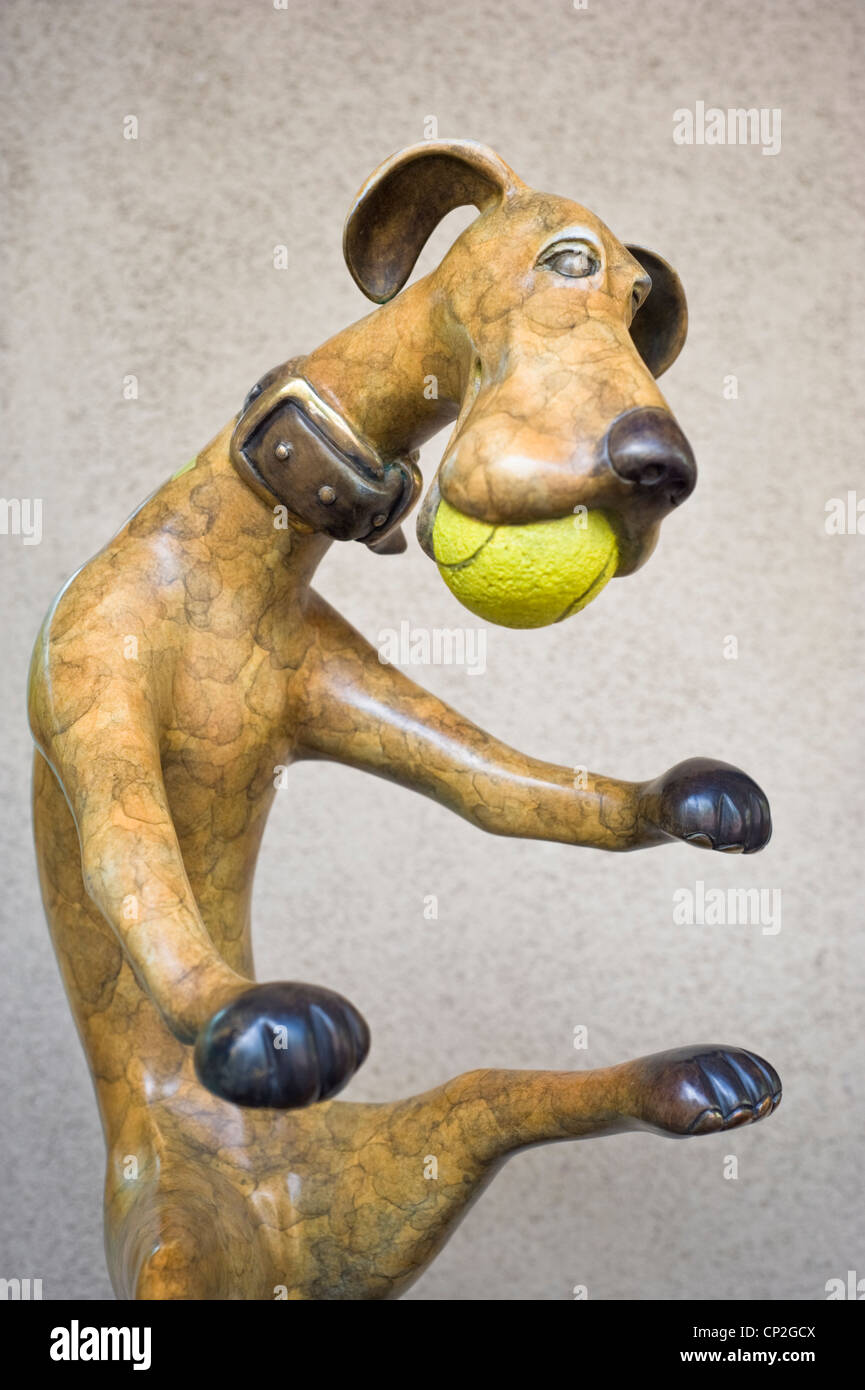 Whimsical di scultura di un cane jumping per la cattura di una sfera, sulla piazza di Santa Fe, New Mexico. Foto Stock