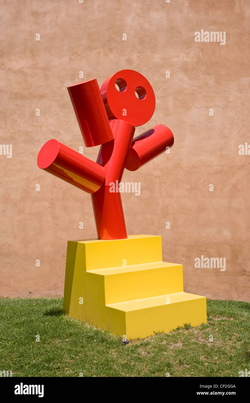 Un rosso di ballo figura scolpita in metallo, sta davanti a City Hall di Santa Fe, New Mexico. Foto Stock