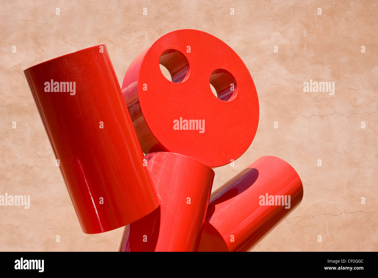 Un rosso di ballo figura scolpita in metallo, sta davanti a City Hall di Santa Fe, New Mexico. Foto Stock