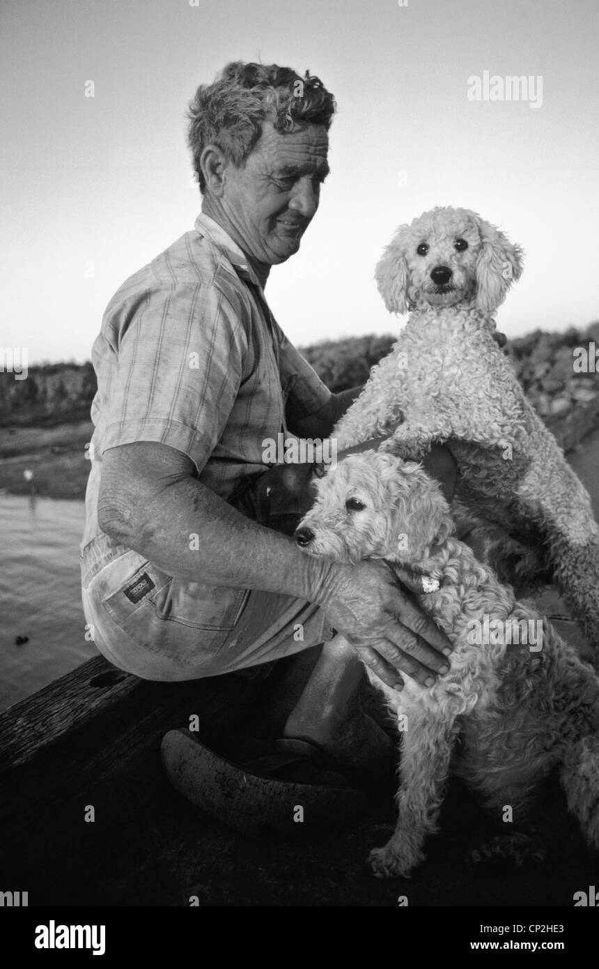L'uomo con i suoi cani, Derby, Australia occidentale Foto Stock