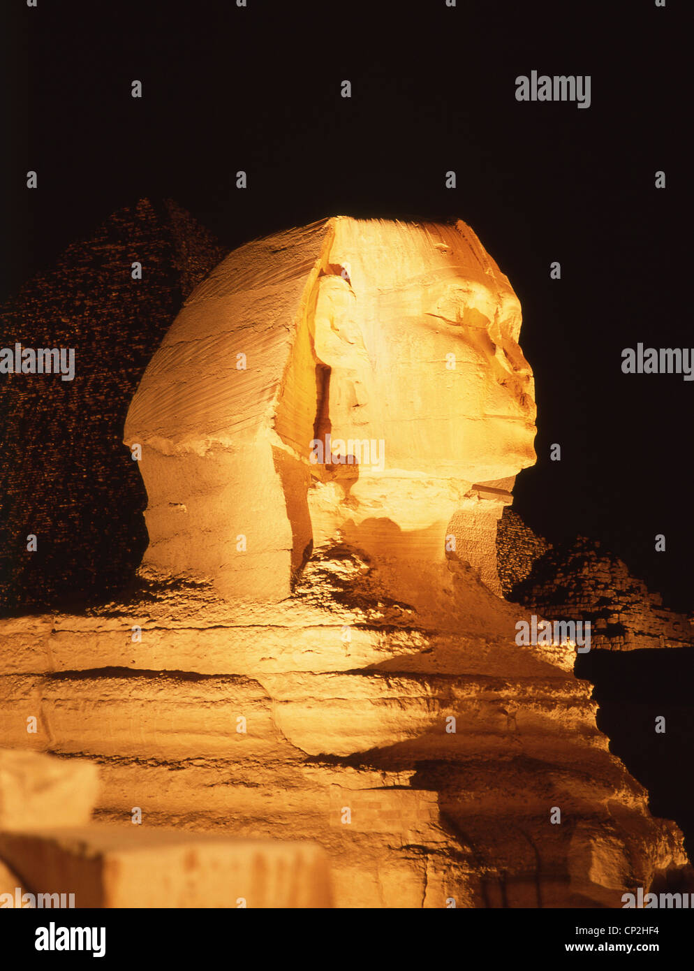 La Grande Sfinge di Giza illuminata di notte, Giza, Governatorato di Giza, Repubblica di Egitto Foto Stock