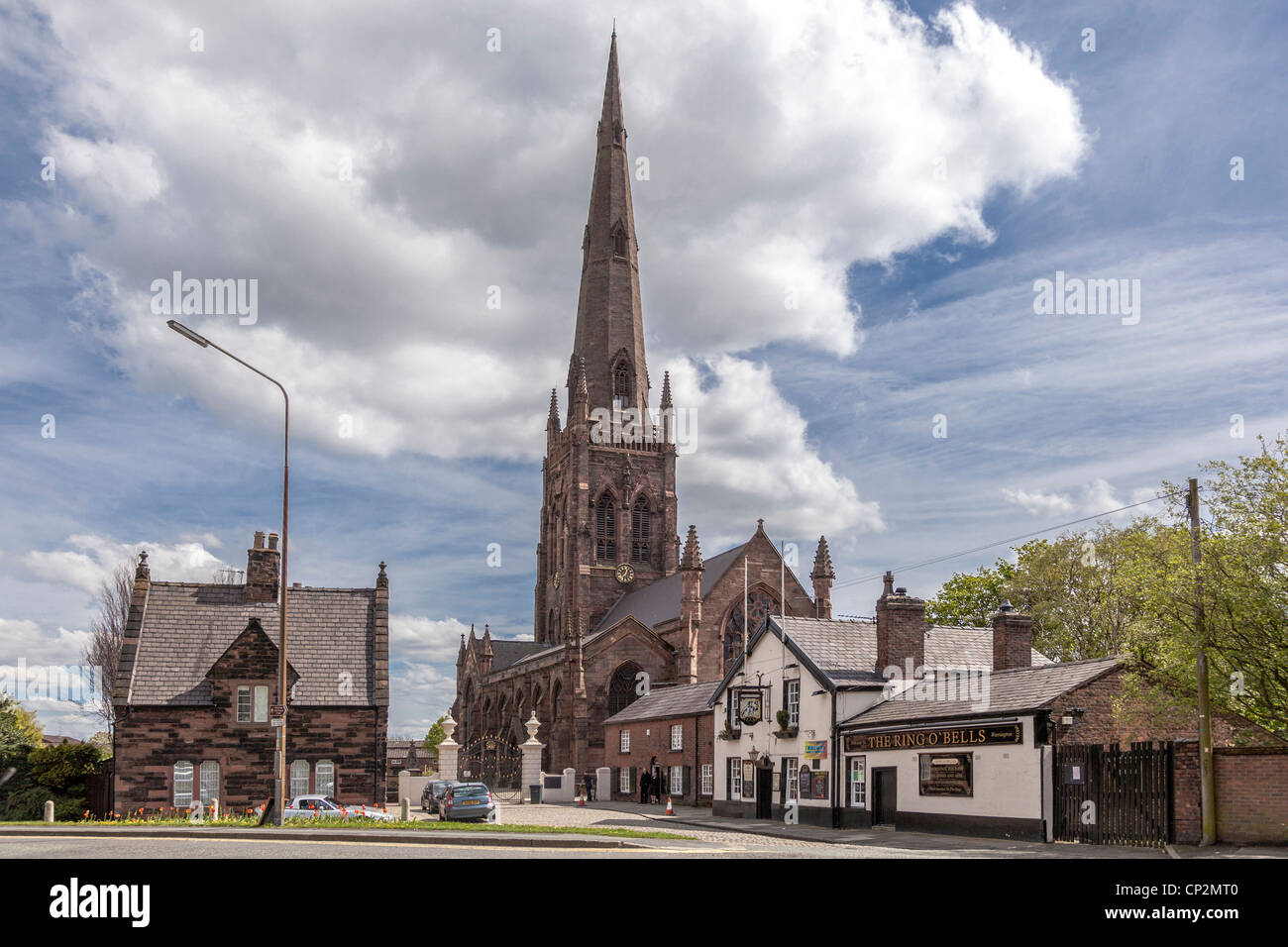 Warrington chiesa parrocchiale San Elphins con l'anello O' campane pub nel precincts. Foto Stock