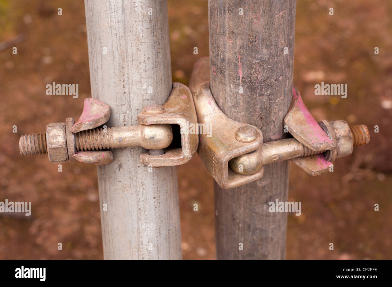 Connettori di impalcatura ponteggio di giunzione poli insieme. Foto Stock