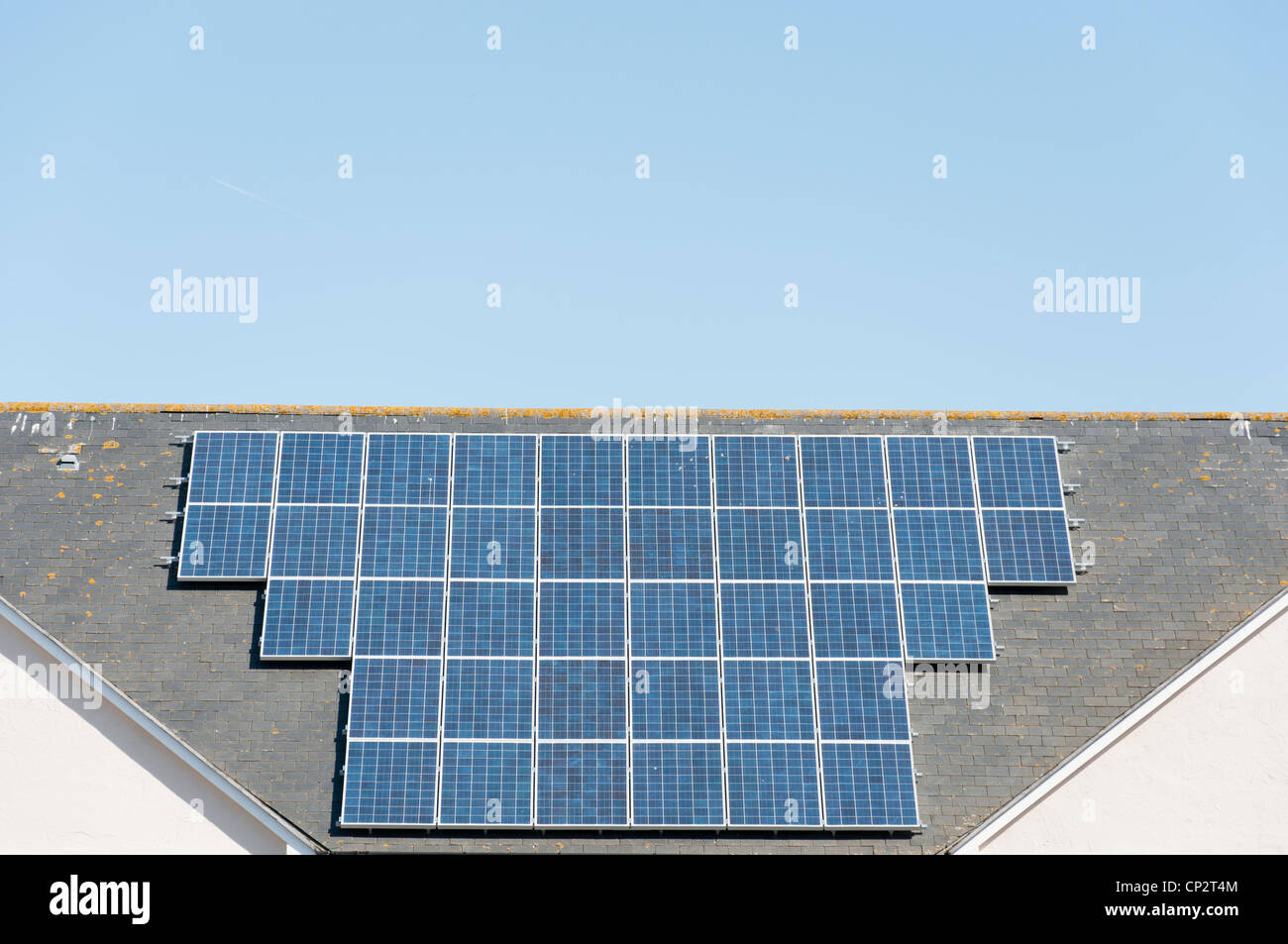 Commerciale solare pv su un tetto di hotel. Foto Stock