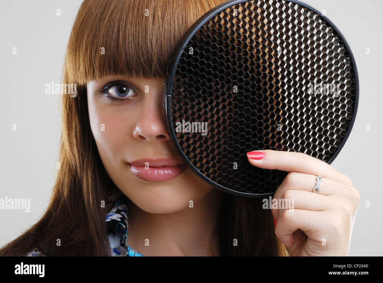 Volto femminile mezza coperta con il modificatore di luce Foto Stock