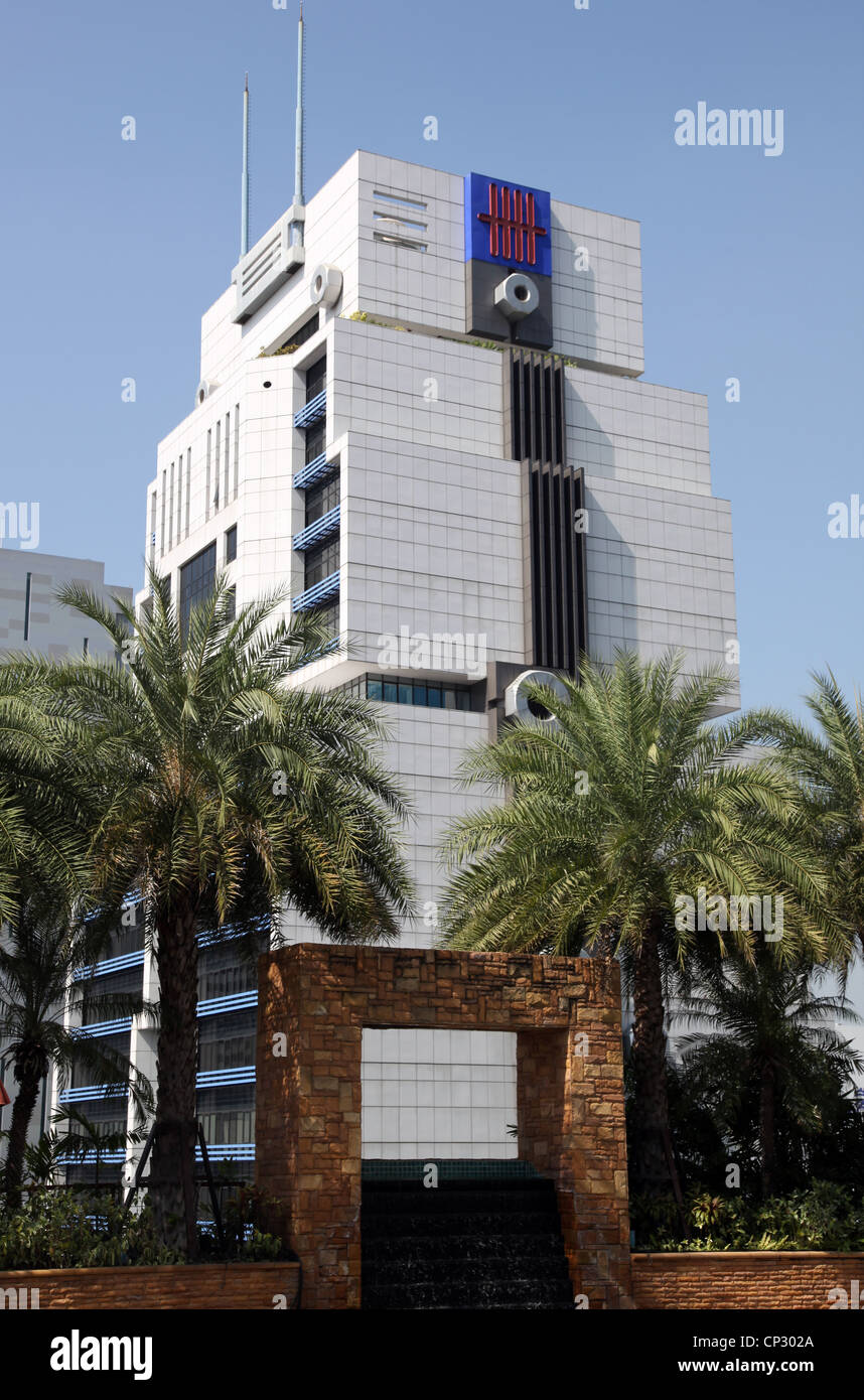 Si tratta di una foto di un edificio torre che appare come un robot. Ci sono palme nella parte anteriore e si tratta di un hotel. Si tratta di giornate di sole Foto Stock