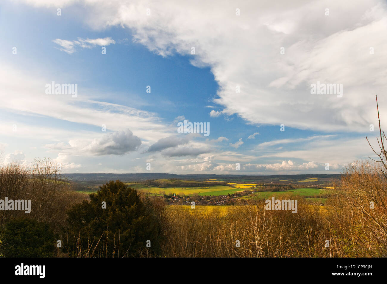 Vista di sud Harting, West Sussex da Harting verso il basso mostra ampio paesaggio e cumulus nubi subito dopo ha piovuto. Foto Stock