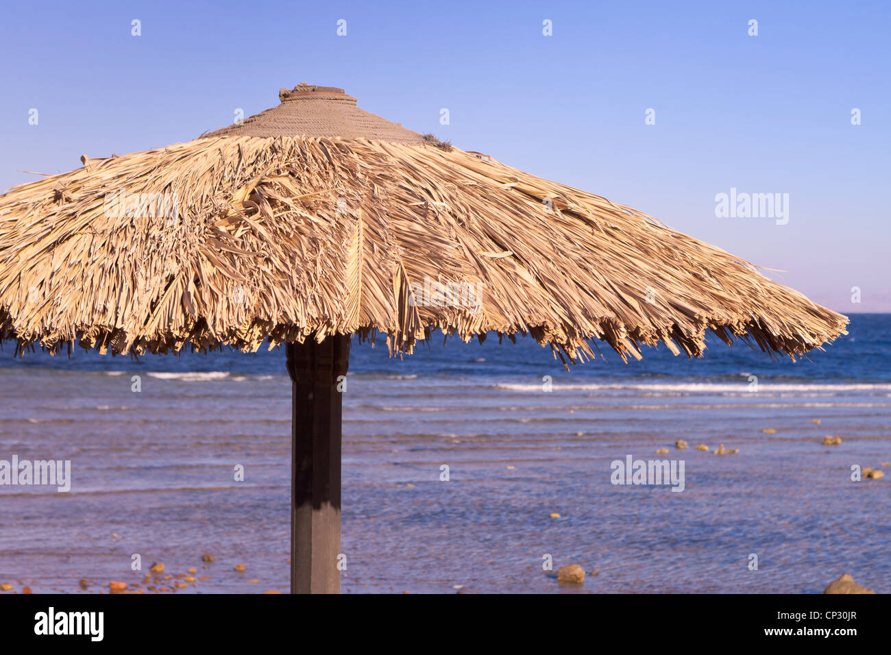 Ombrellone in spiaggia, Dahab, Egitto Foto Stock