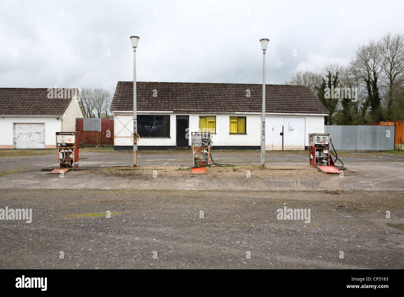 Abbandonata la stazione di riempimento Foto Stock