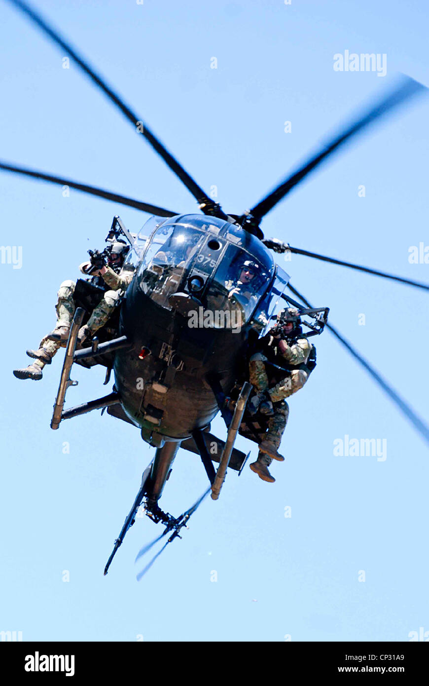 Noi forze per le operazioni speciali di scendere in un MH-6 uccello piccolo elicottero durante una messa in scena firefight dimostrando la gamma della US Army Special Operations funzionalità Aprile 27, 2010 a Fort Bragg, N.C. Foto Stock