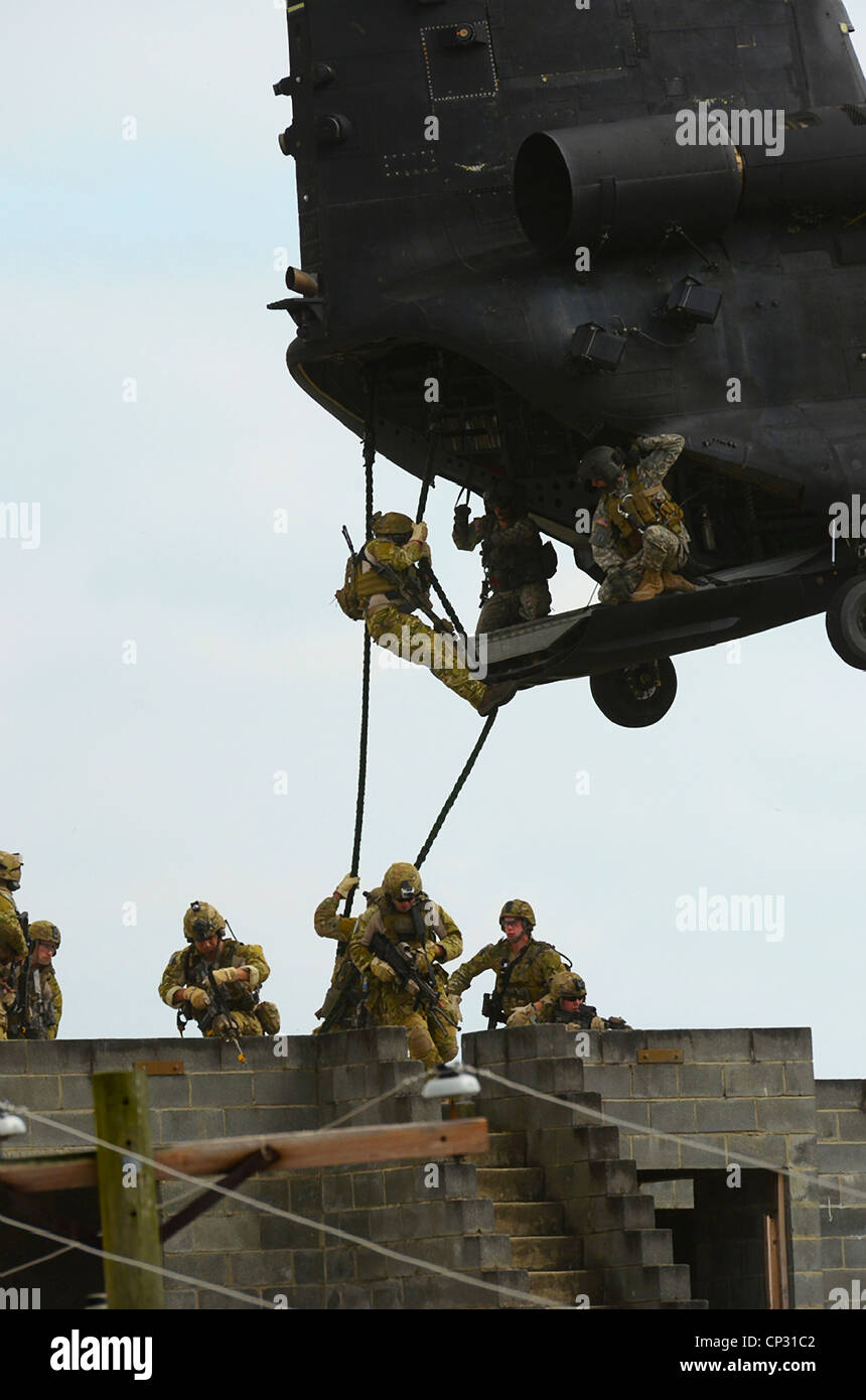 Noi forze per le operazioni speciali Corda veloce da un elicottero Chinook durante una messa in scena firefight dimostrando la gamma della US Army Special Operations funzionalità Aprile 19, 2012 a Fort Bragg, N.C. Foto Stock