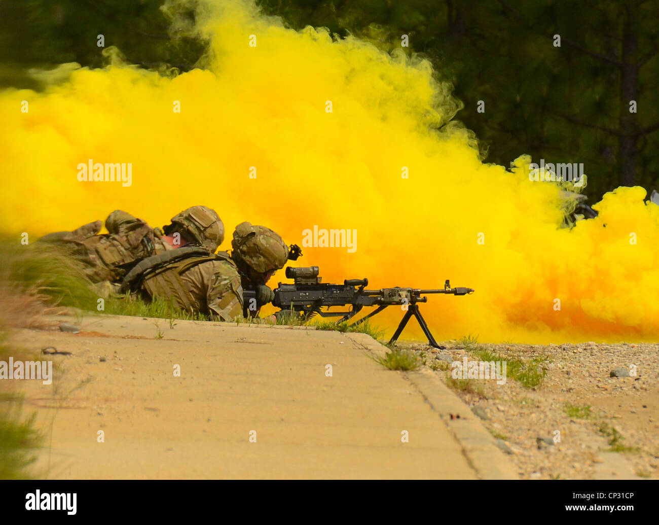 Noi forze per le operazioni speciali durante una messa in scena firefight dimostrando la gamma della US Army Special Operations funzionalità Aprile 23, 2012 a Fort Bragg, N.C. Foto Stock