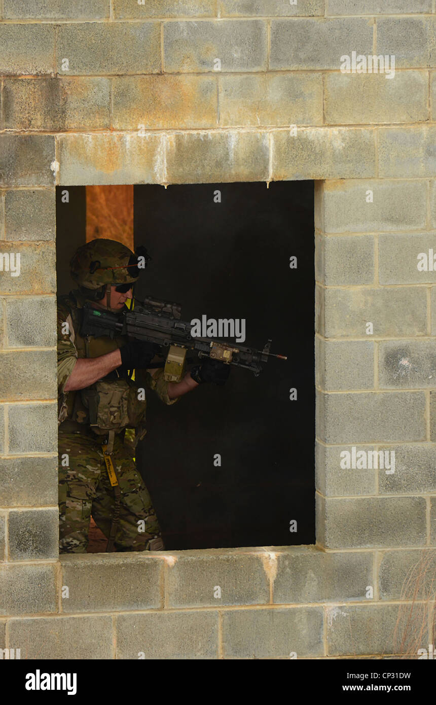 Noi forze per le operazioni speciali durante una messa in scena firefight dimostrando la gamma della US Army Special Operations funzionalità Aprile 19, 2012 a Fort Bragg, N.C. Foto Stock