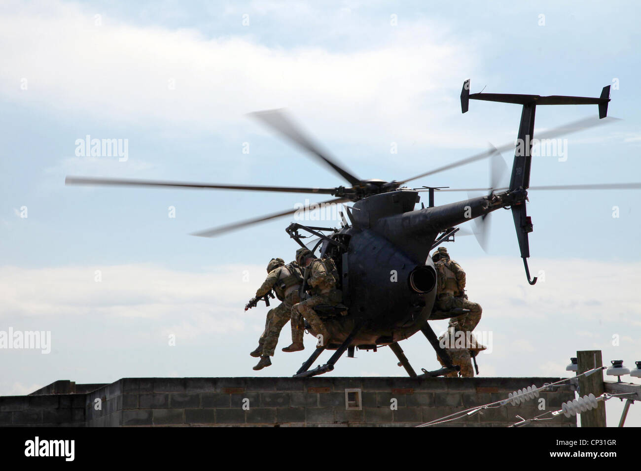Noi forze per le operazioni speciali salto da un uccellino elicottero durante una messa in scena firefight dimostrando la gamma della US Army Special Operations funzionalità Aprile 25, 2012 a Fort Bragg, N.C. Foto Stock
