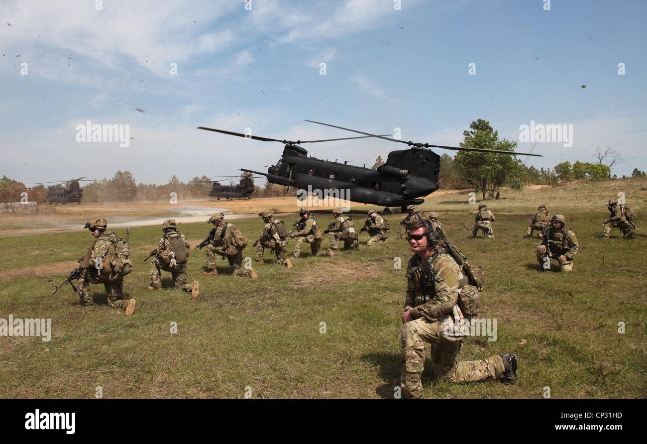Noi forze per le operazioni speciali durante una messa in scena firefight dimostrando la gamma della US Army Special Operations funzionalità Aprile 25, 2012 a Fort Bragg, N.C. Foto Stock