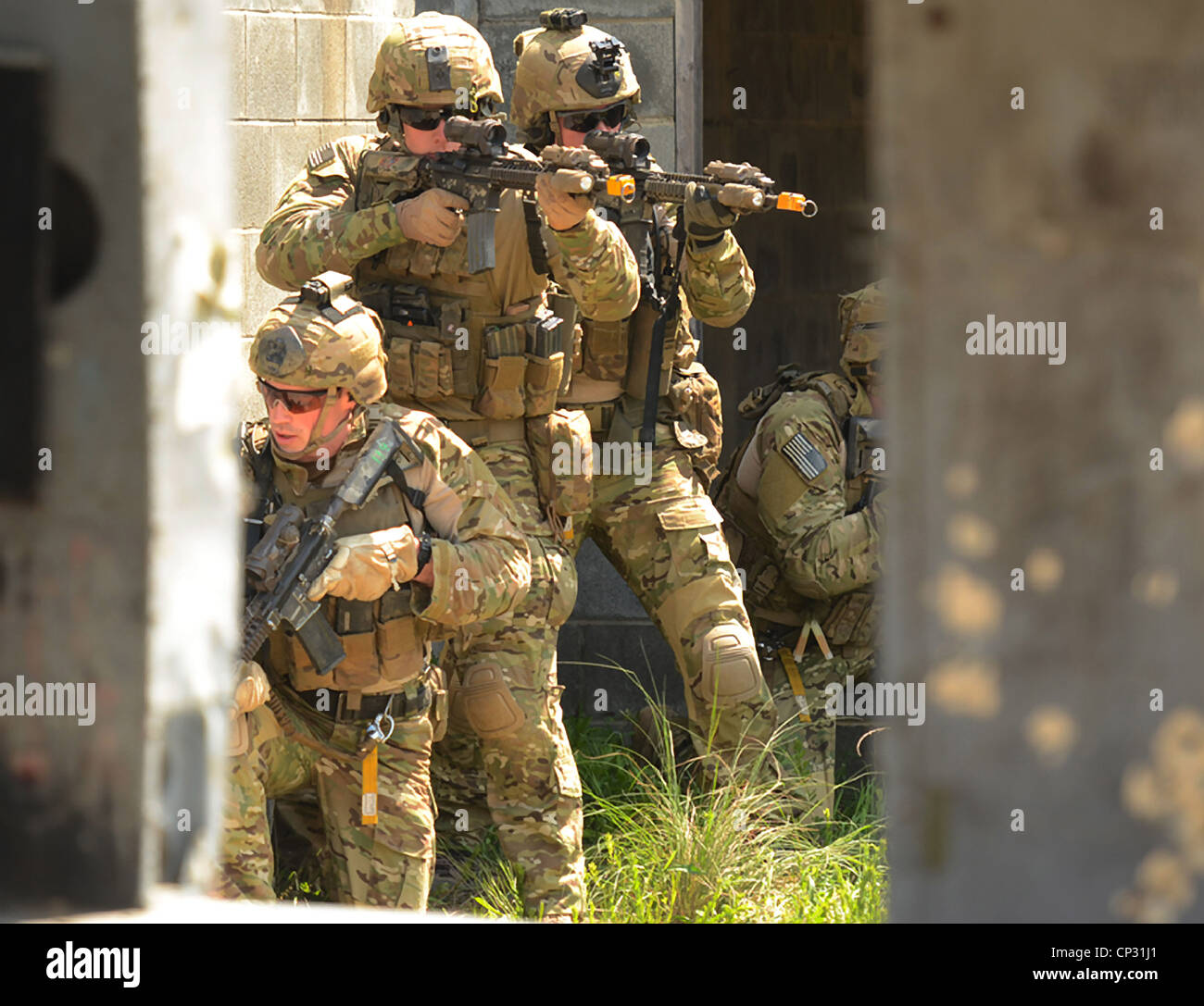 Noi forze per le operazioni speciali durante una messa in scena firefight dimostrando la gamma della US Army Special Operations funzionalità Aprile 24, 2012 a Fort Bragg, N.C. Foto Stock