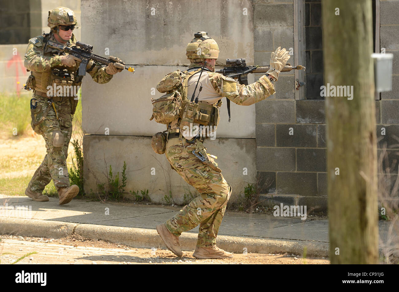Noi forze per le operazioni speciali durante una messa in scena firefight dimostrando la gamma della US Army Special Operations funzionalità Aprile 24, 2012 a Fort Bragg, N.C. Foto Stock